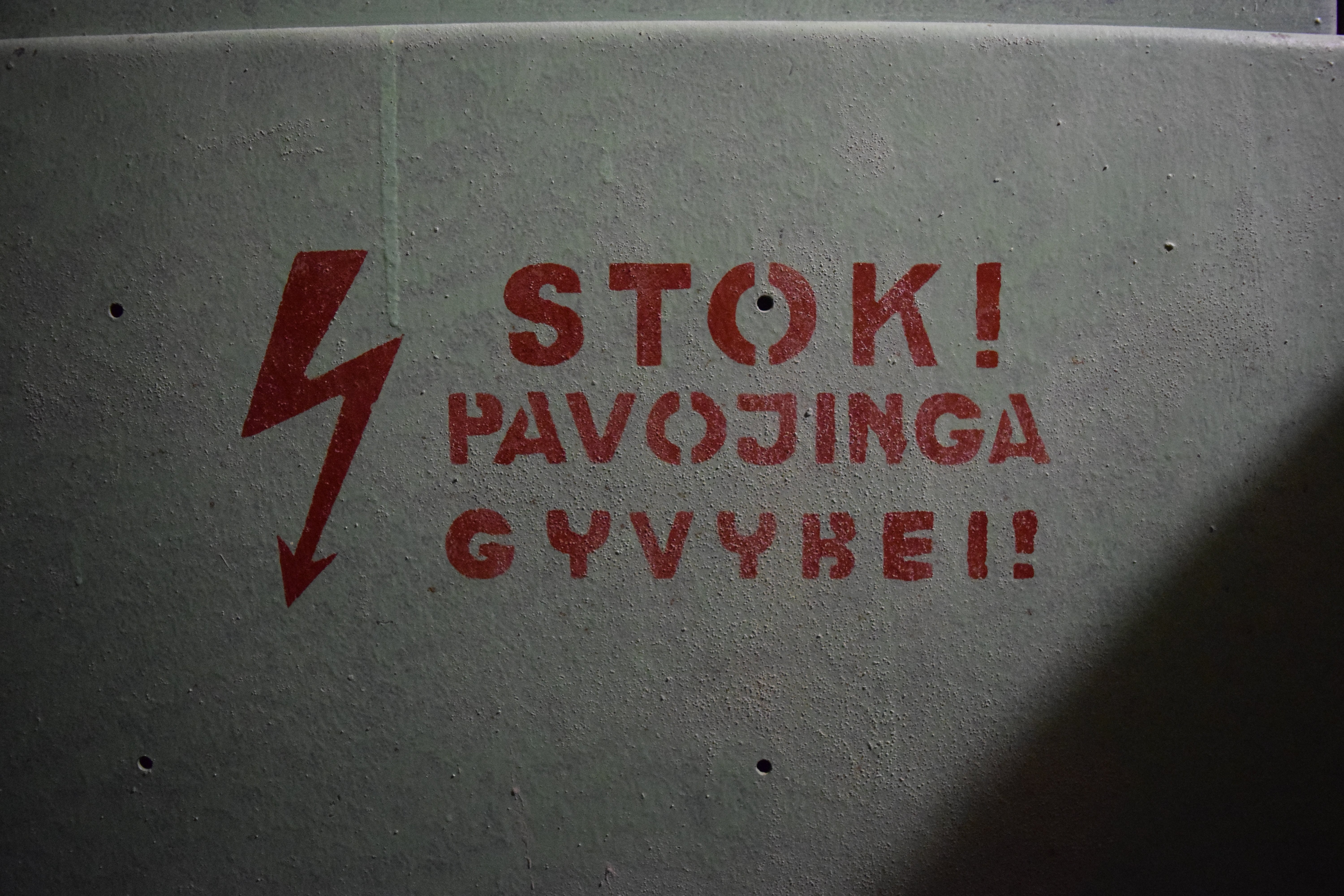 Įspėjimas Stok pavojinga gyvybei