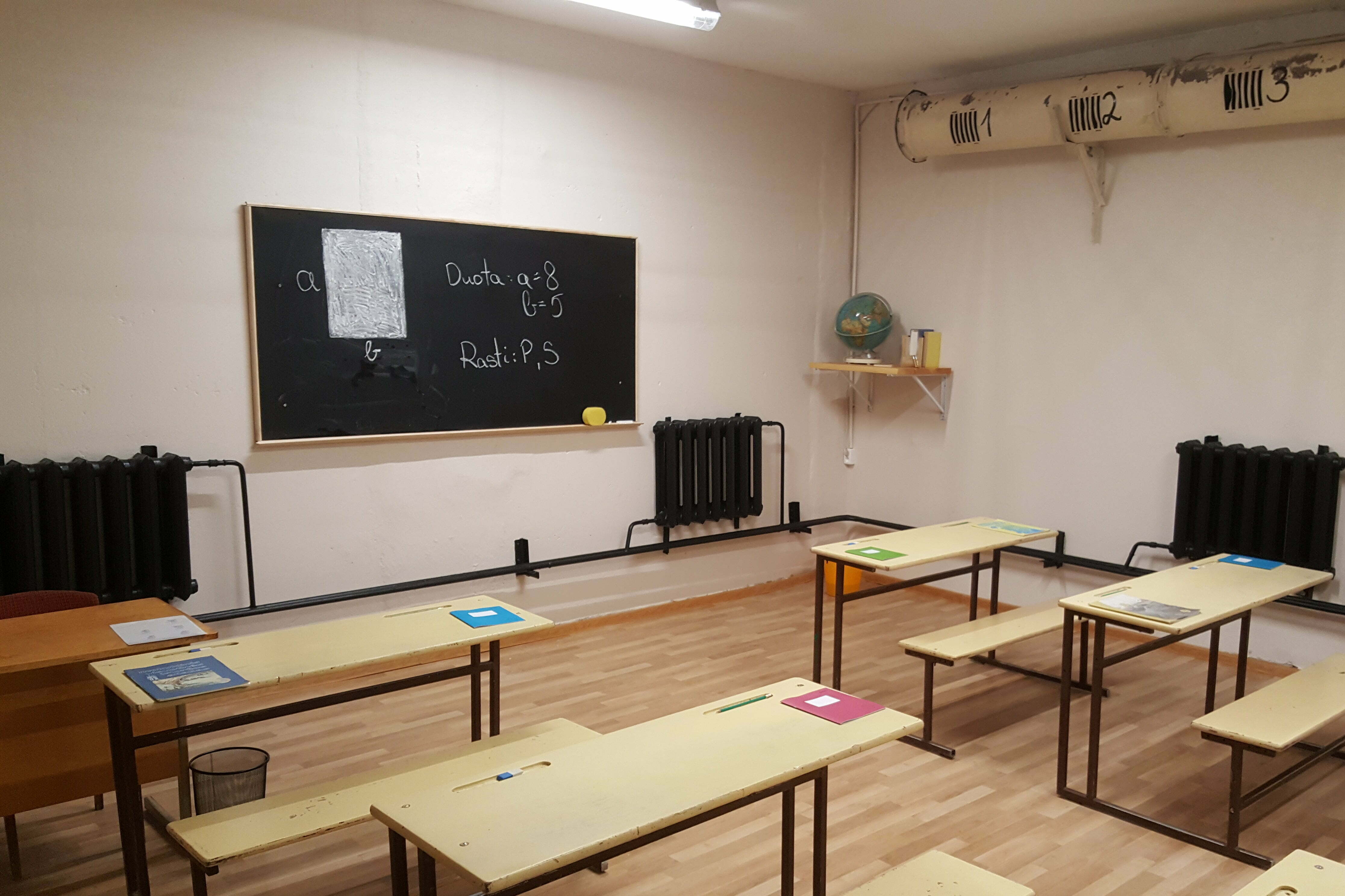 Pabėgimo kambarys Klasė su lenta ir suolais
